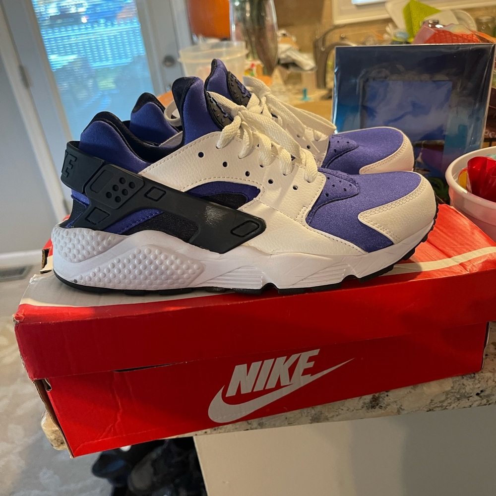 Nike Huaraches size 9. Purple black and white